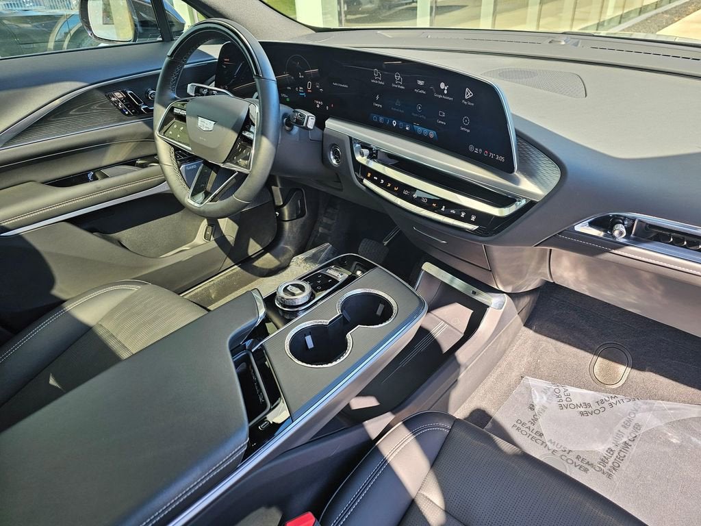 2025 Cadillac LYRIQ Luxury 2