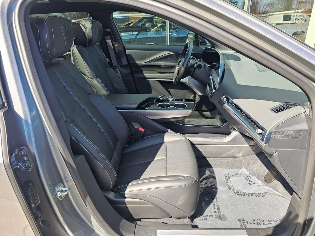 2025 Cadillac LYRIQ Luxury 2