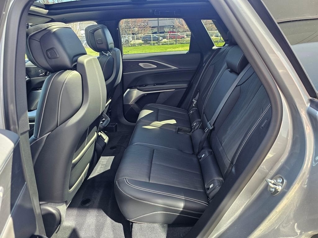 2025 Cadillac LYRIQ Luxury 2