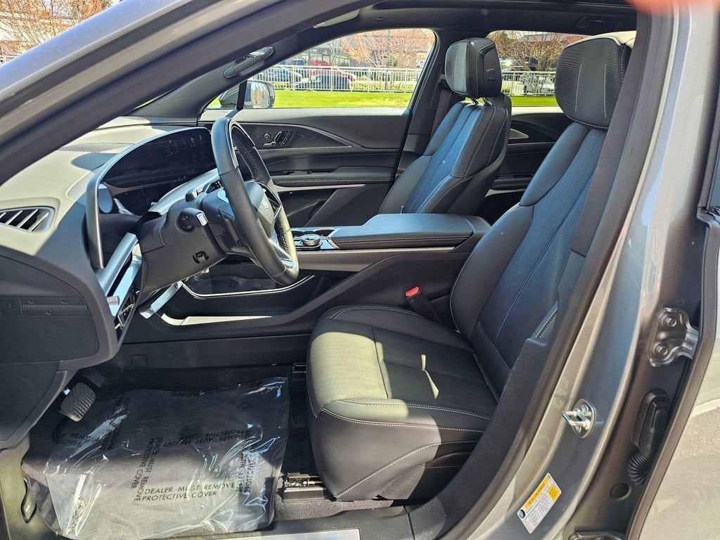 2025 Cadillac LYRIQ Luxury 2