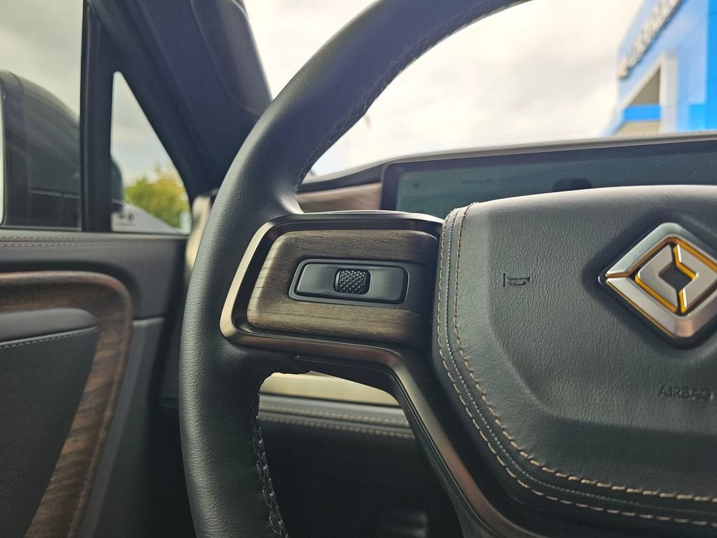 2025 RIVIAN R1S Premium