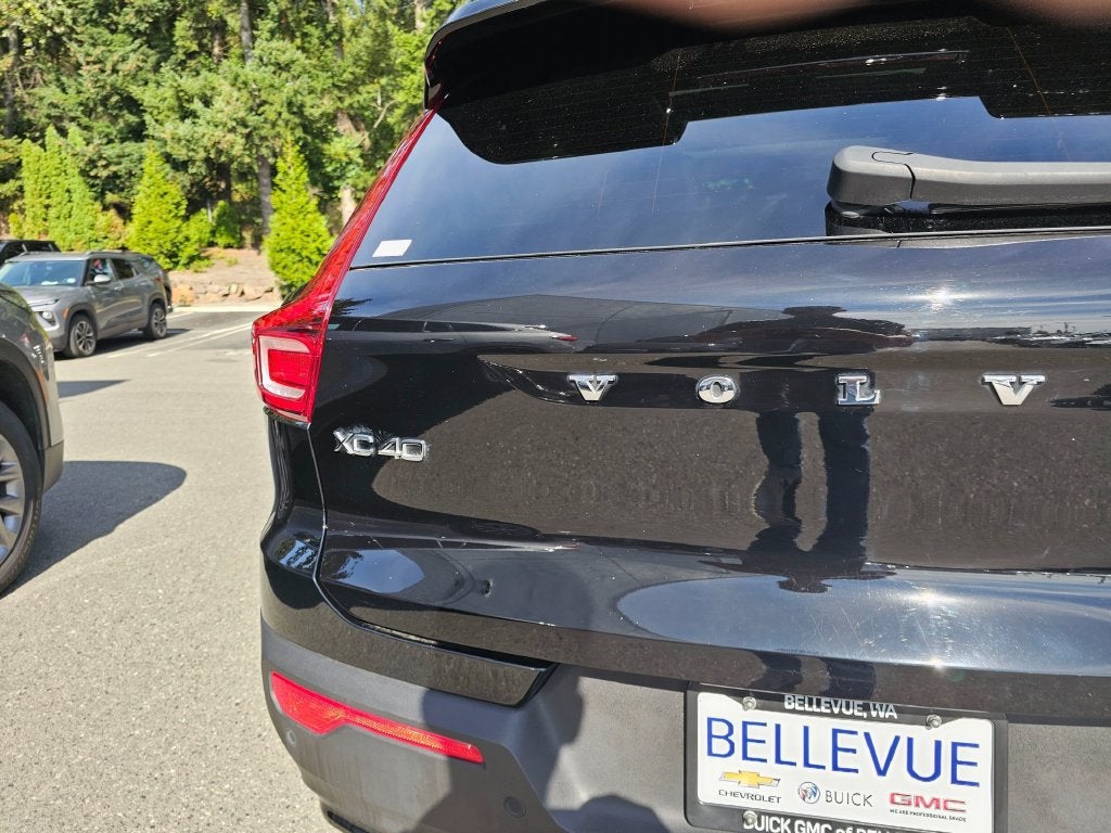 2023 Volvo XC40 Plus Dark Theme