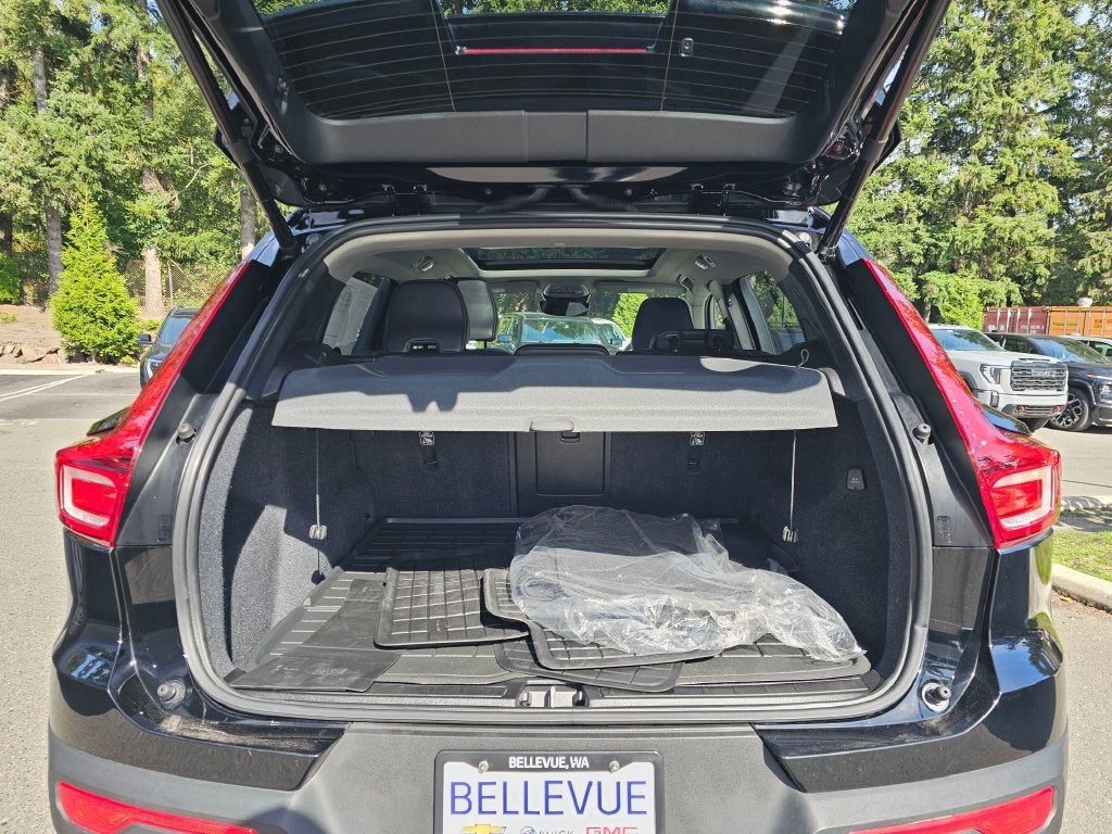 2023 Volvo XC40 Plus Dark Theme