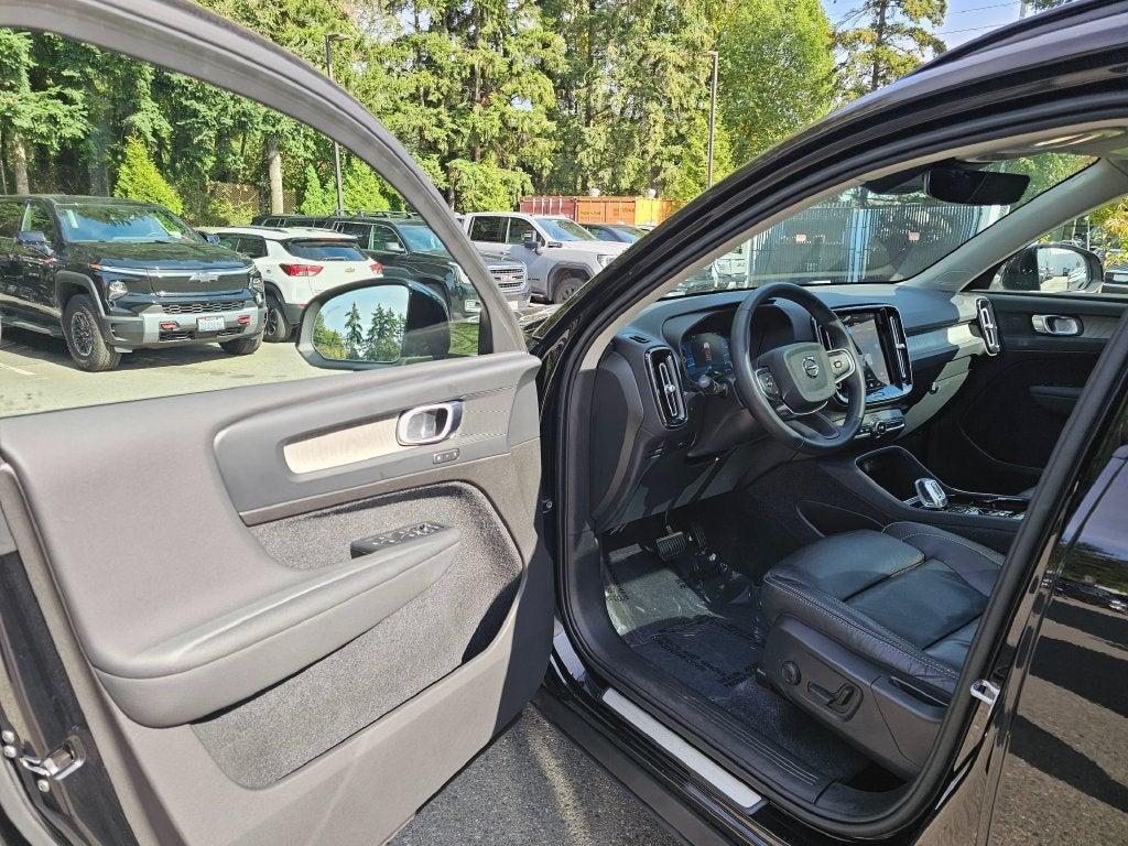 2023 Volvo XC40 Plus Dark Theme