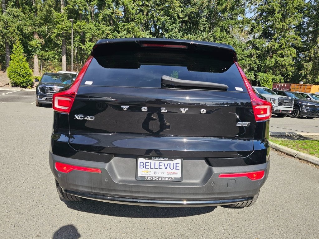 2023 Volvo XC40 Plus Dark Theme