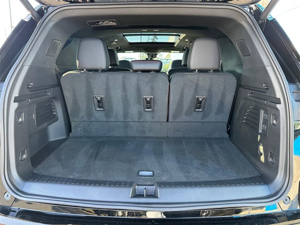 2025 Chevrolet Traverse Base