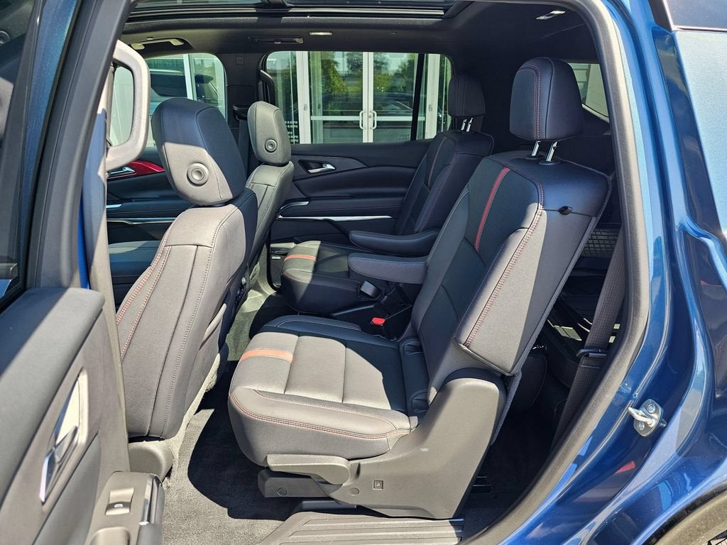 2025 Chevrolet Traverse Base