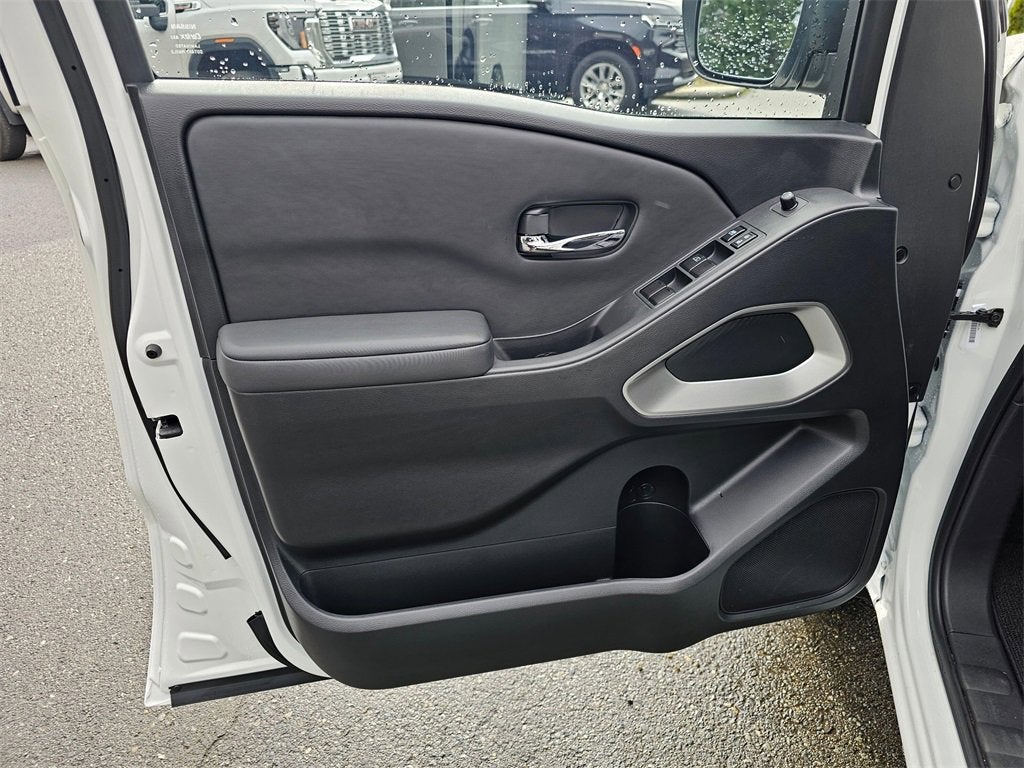 2023 Nissan Frontier Base